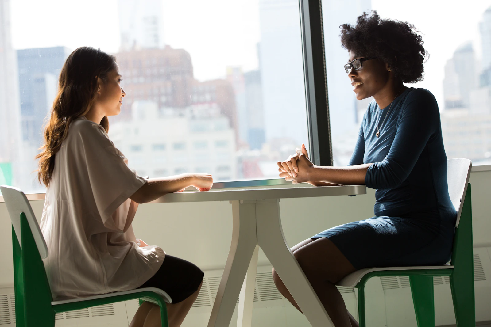 &Eacute;change bienveillant entre une accompagnante et une personne &acirc;g&eacute;e